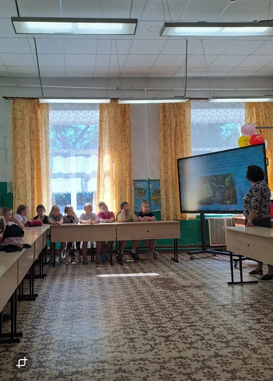 "Час для малышей" сегодня прошёл в увлекательной атмосфере морского путешествия. Работник школы иску