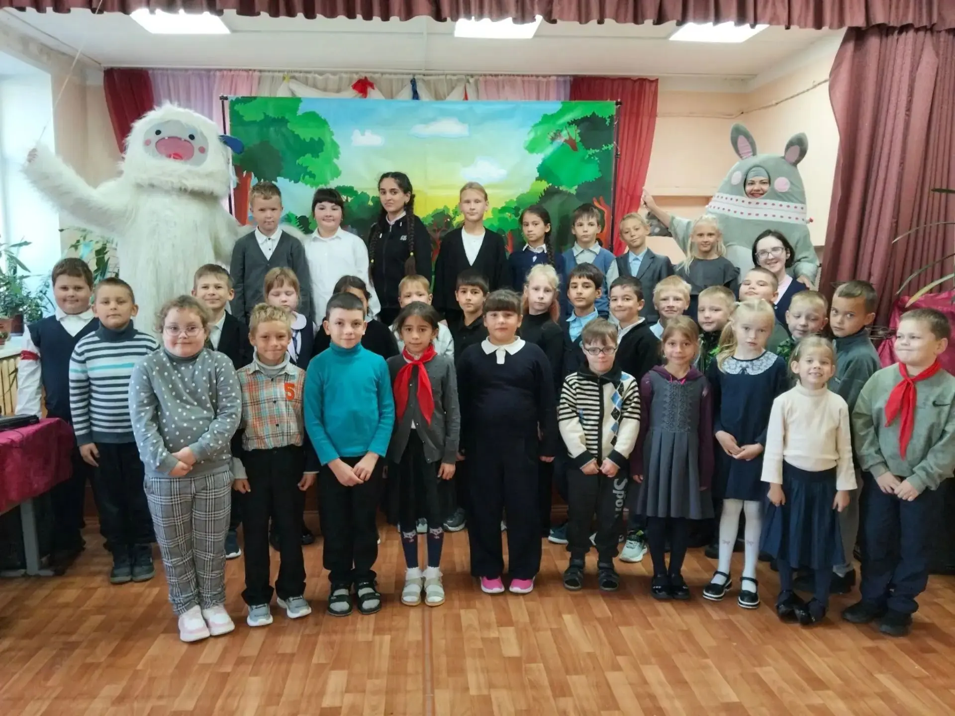 🎭 В нашей школе состоялся показ спектакля «Лес чудес» для учащихся начальных классов.