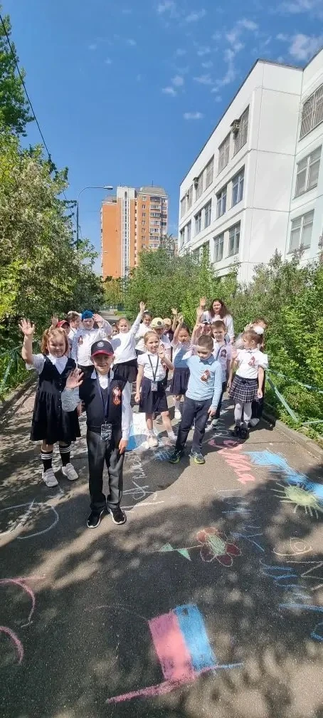 🎨 В преддверии 9 Мая ученики начальной школы устроили яркое творческое мероприятие — рисовали на асф