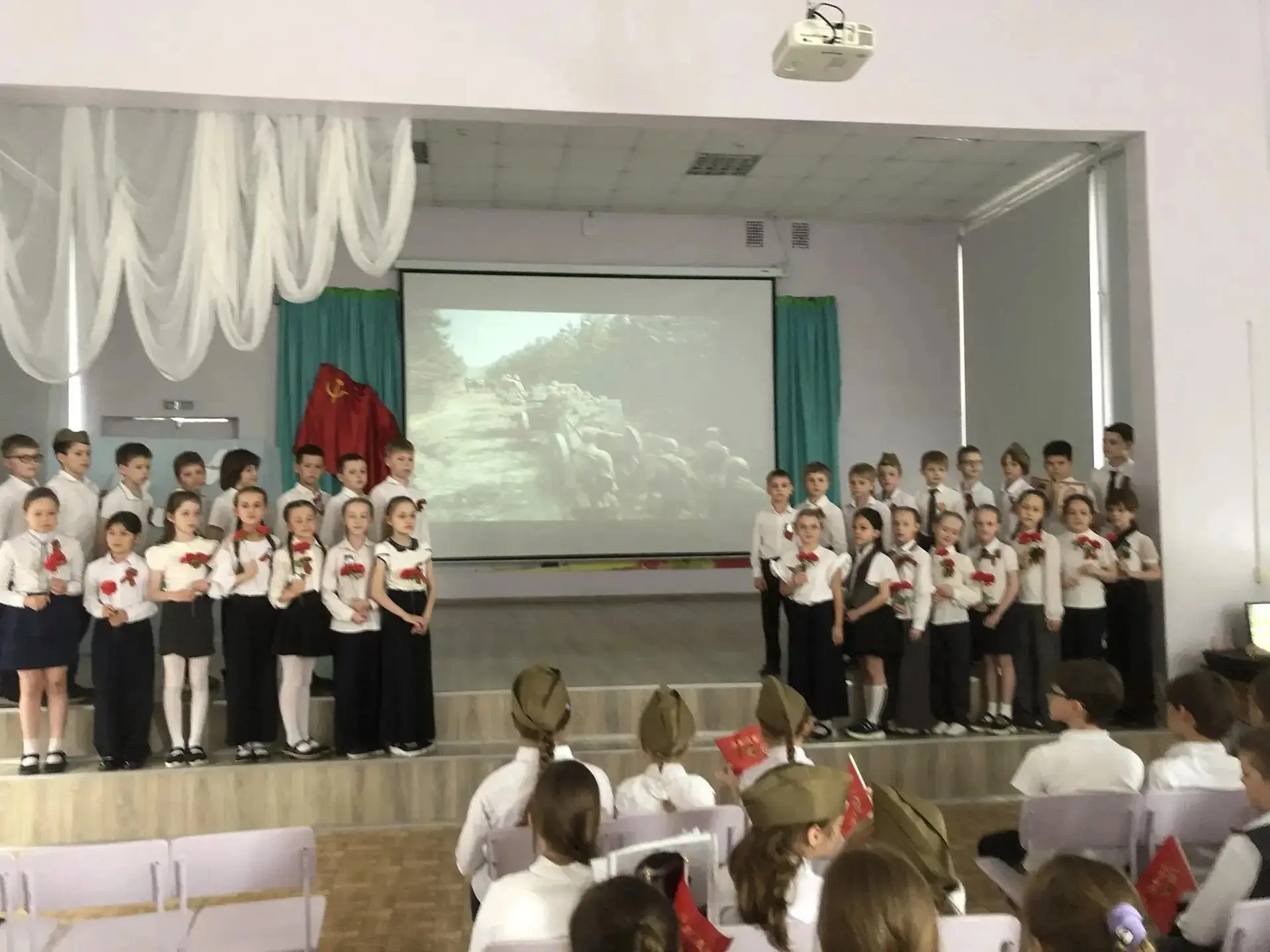 8 мая прошёл праздник, посвящённый Дню победы «Поклонимся великим тем годам» во 2-х классах. Учащиес