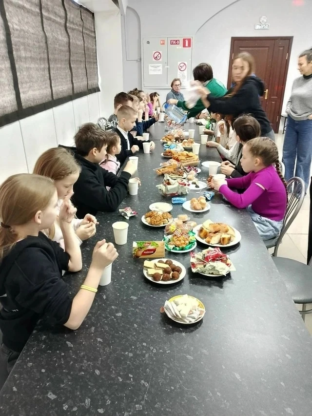 🌷 3 "В" отметил праздники День защитников Отечества и 8 Марта дружно и весело.  Ребята и родители в 