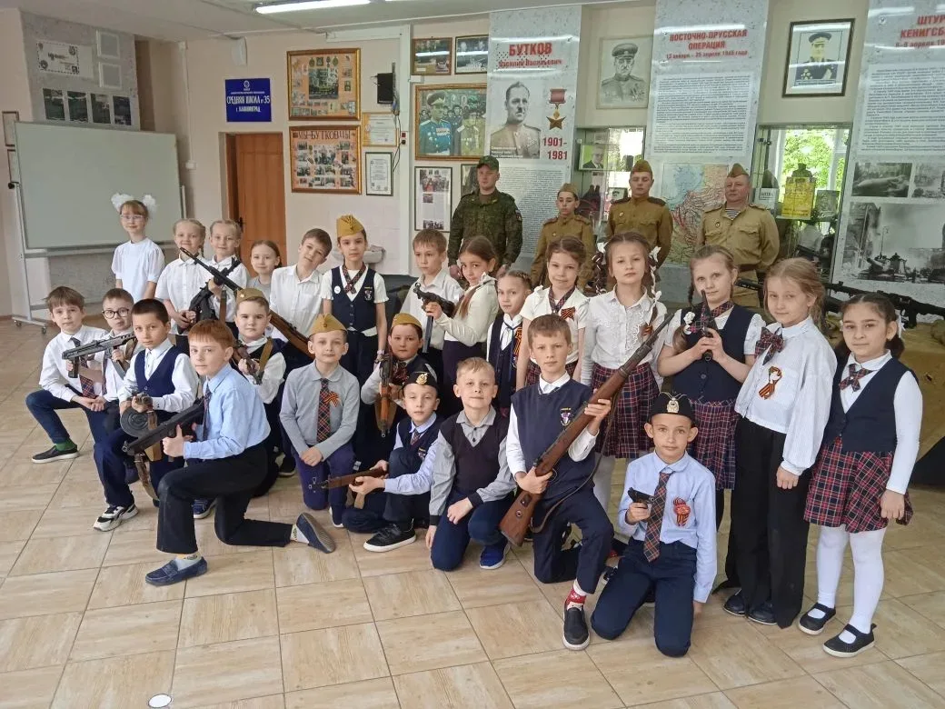 ✏️Сегодня в лицее прошла  поистине захватывающая  выставка!   К нам приехали увлечённые  реконструкт
