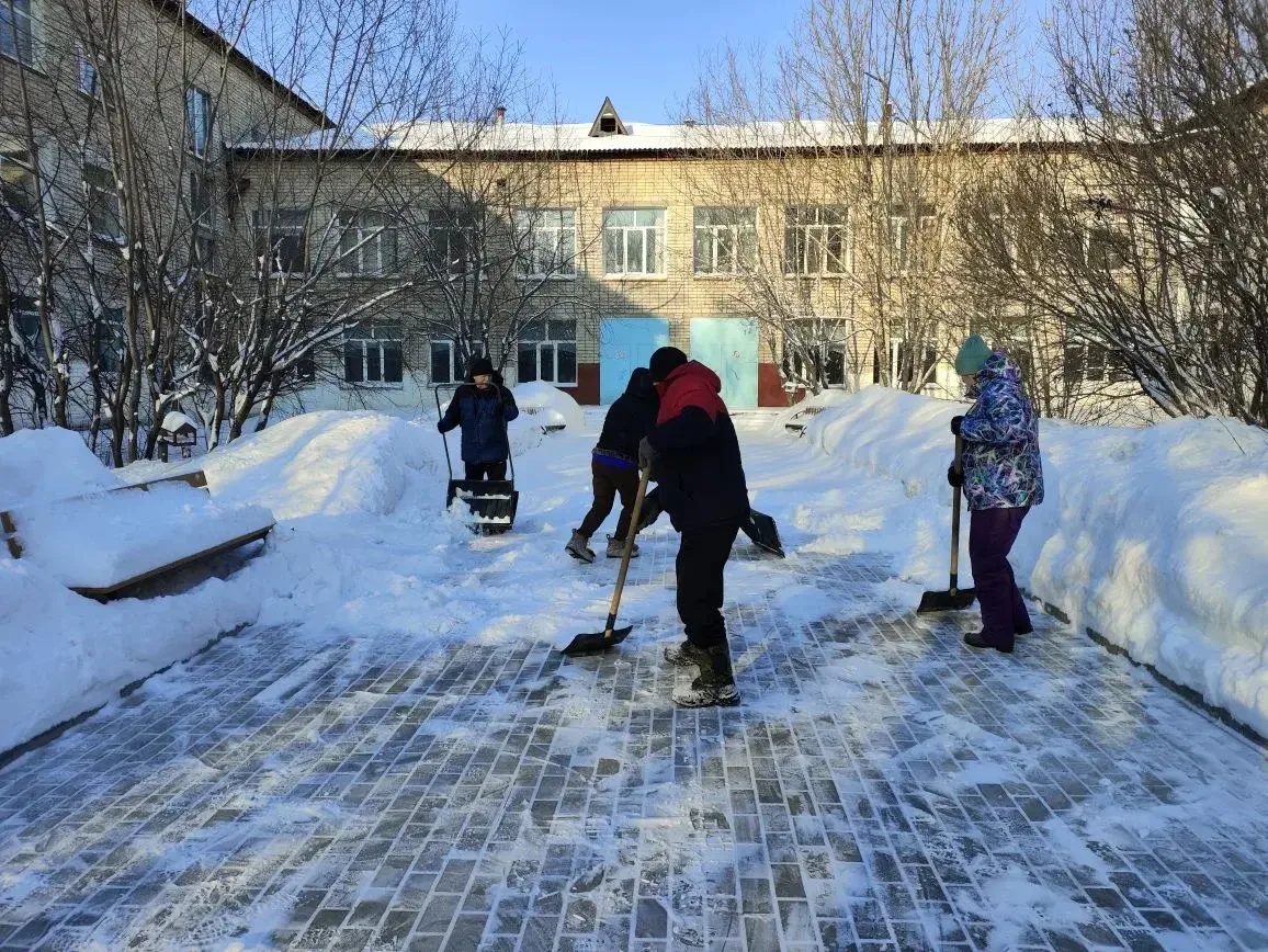❄️ Трудовой подвиг наших педагогов!  Вчера, несмотря на сложные погодные условия, коллектив нашей шк