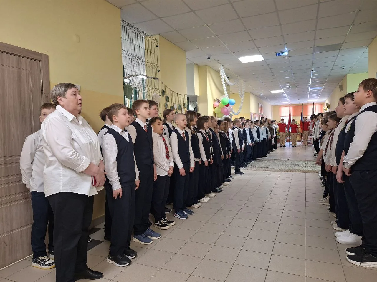 Наступила новая неделя, первый учебный день которой в нашей школе начался с общешкольной линейки. Фл