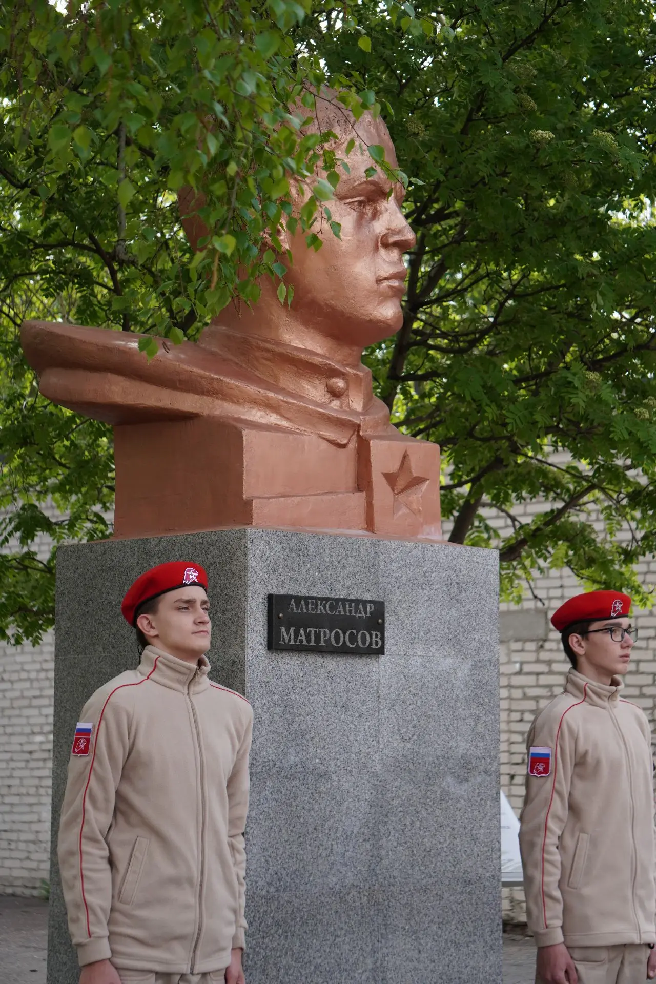🇷🇺 Мы помним! Мы гордимся!  Учащиеся 8-х классов с 6 мая несут почётный караул у бюста А.Матросова. 