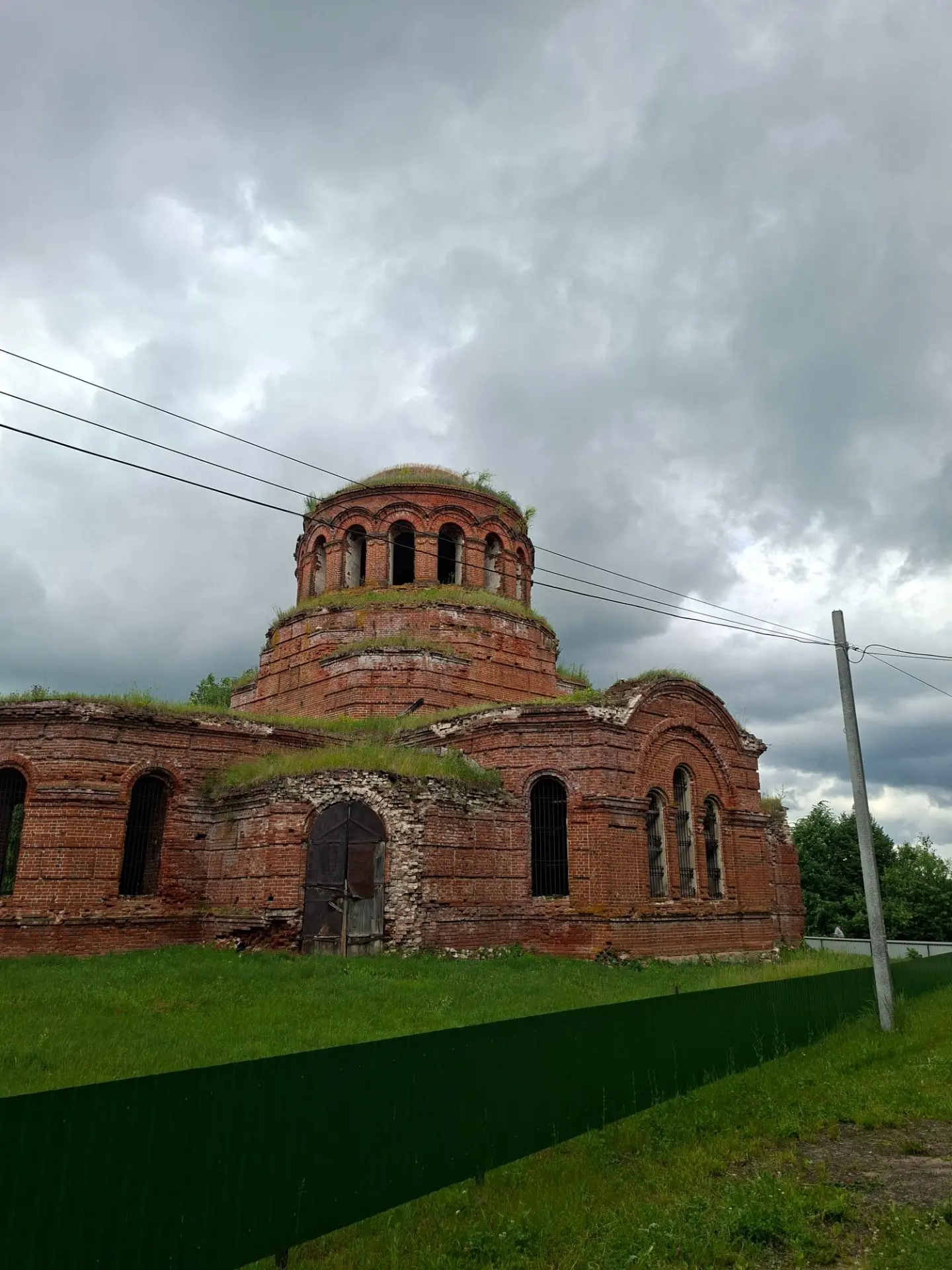 На выходных ездила в тур по кладбищам и родовым селам.