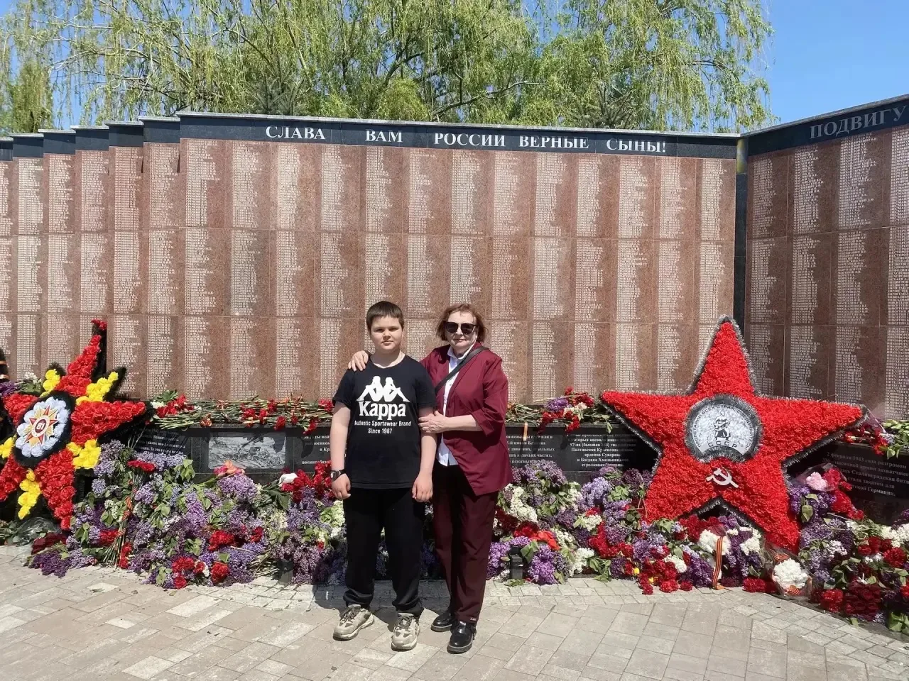 🎖️9 мая, в День великой Победы, педагоги средней школы 18 почтили память героев, возложив цветы к па