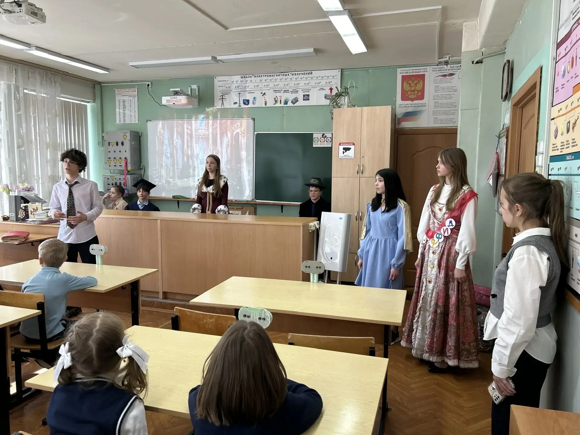 🧑‍🎓⚡ Члены клуба "Юные физики" (учащиеся 7-А класса ) подготовили и показали учащимся начальной школ