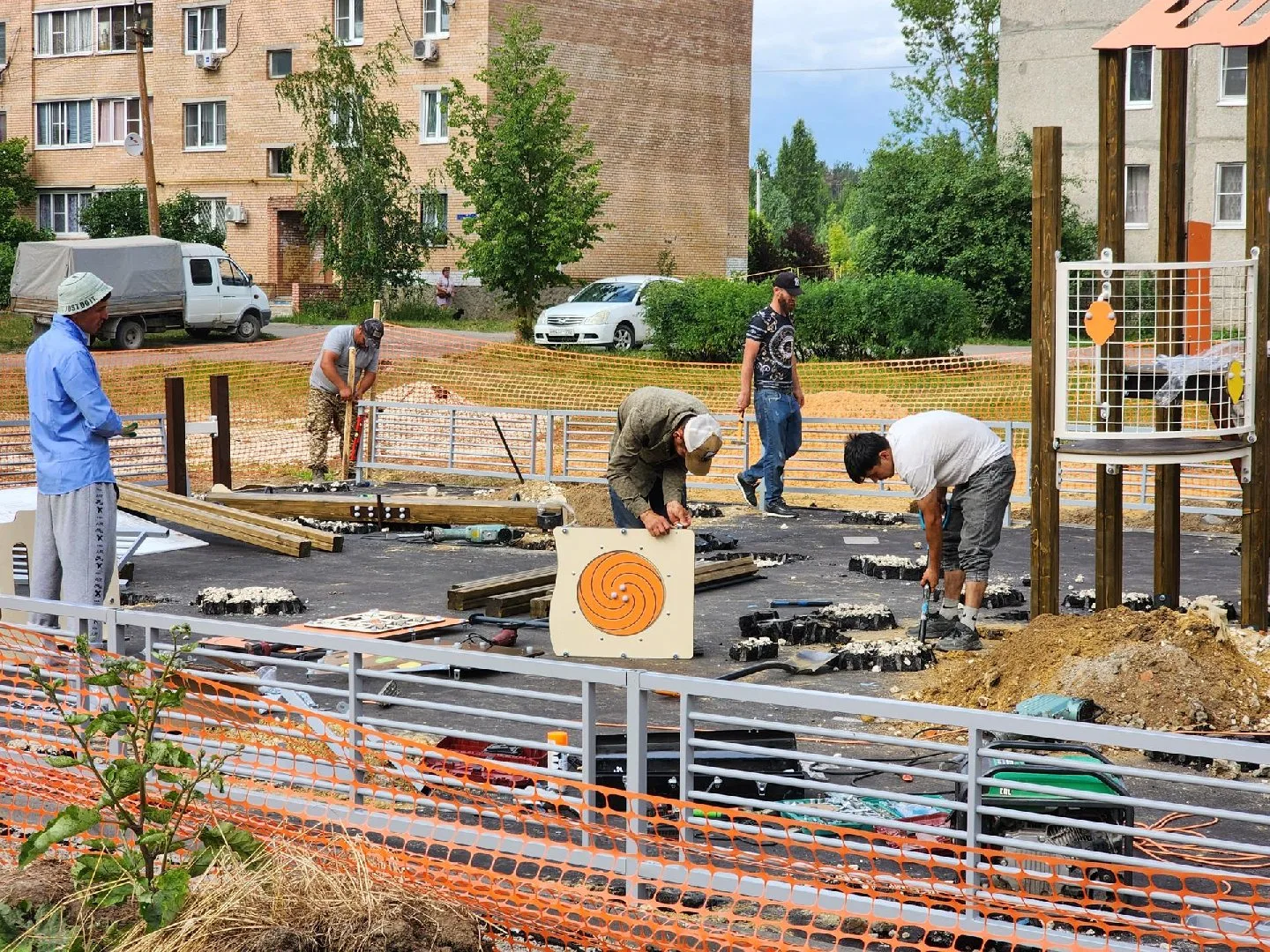 Новую детскую площадку устанавливают на Рабочей улице