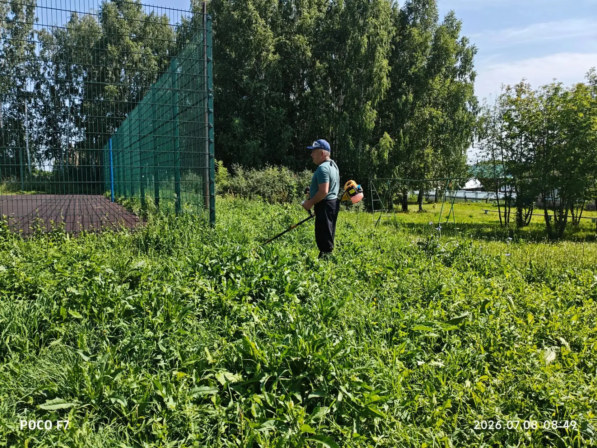 В нашей школе полным ходом идут работы по озеленению и уборке пришкольной территории.

Привели в пор