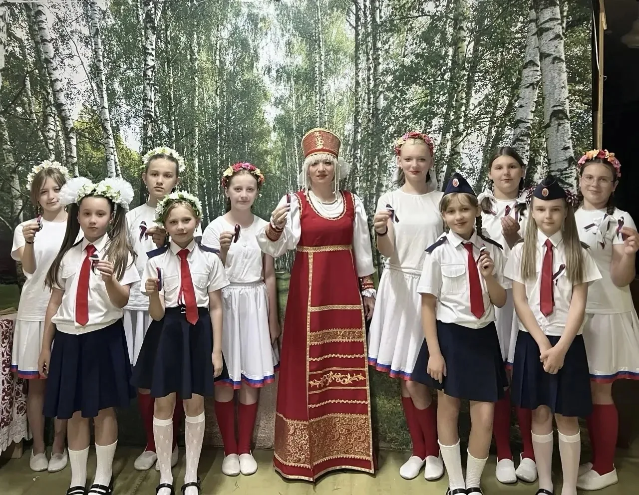 🇷🇺Акция «Российский триколор» 
 
11июня в Краснополянском ДК прошла акция «Ленточка триколор». Ее 
