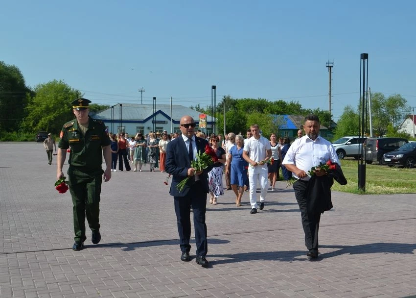 Сегодня на центральной площади села Азово, как и по всей России, прошел митинг в День памяти и скорб