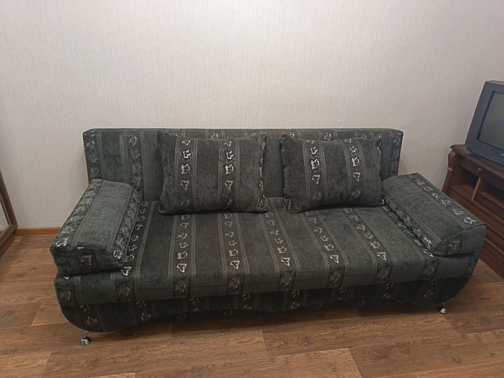 Продаётся диван в отличном состоянии. Цена - 5000р. Самовывоз. Тел: +79648941526