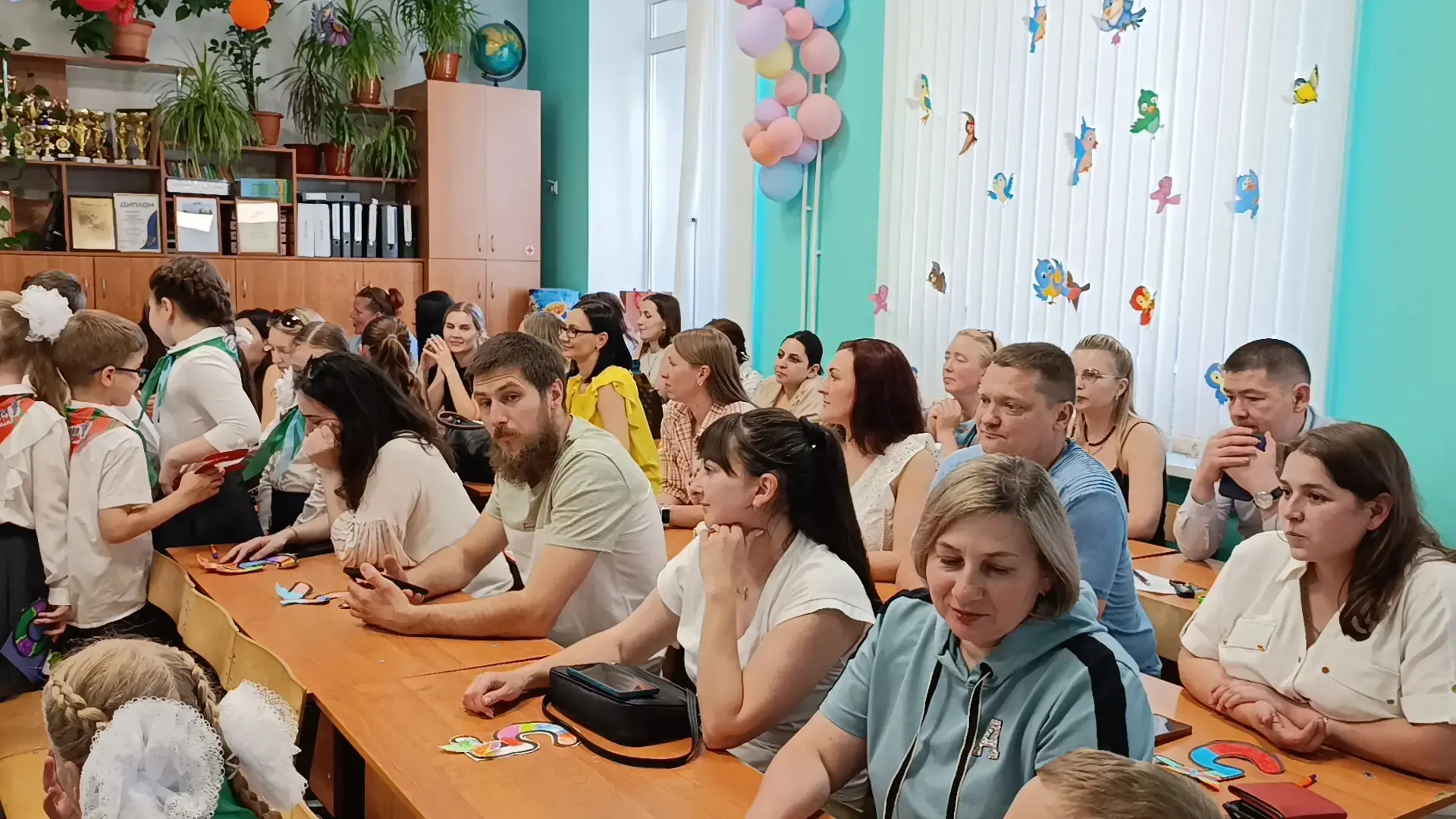 🔔 Как быстро пролетел учебный год!  📚 Для первоклассников это необычный год, он самый главный! Ребят