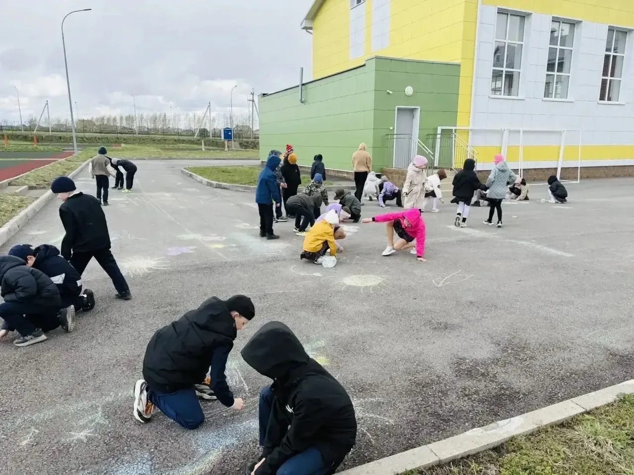 🎨 "Май шагает по планете"! 🌍   Обучающиеся начальной школы гимназии отметили приближение Дня Весны и