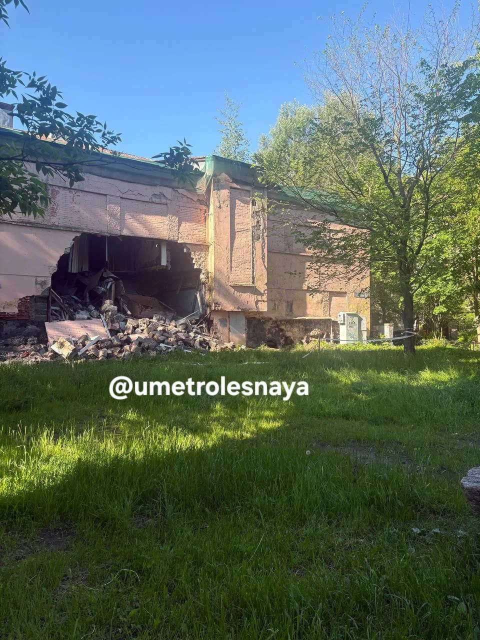 Почему-то убрали забор от разрушившегося в Батенинском жилмассиве здания, пишет читательница:

"Можн