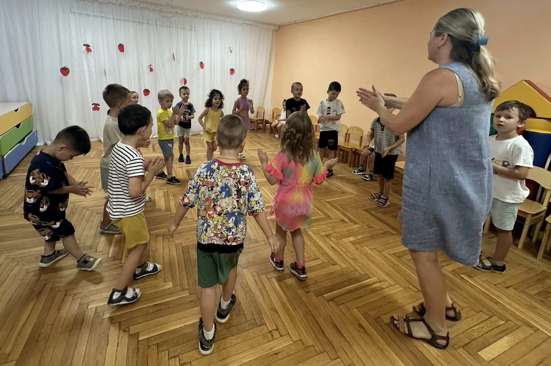 Развлечение среди групп «Дельфинчик» и «Капитошка» под названием «Летний ягодный МИКС!»
Веселые эста