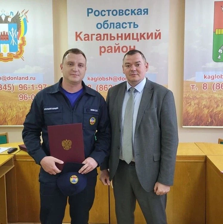 Вручил Почетные грамоты сотрудникам пожарной службы и спасателям управления по делам ГО и ЧС, которы