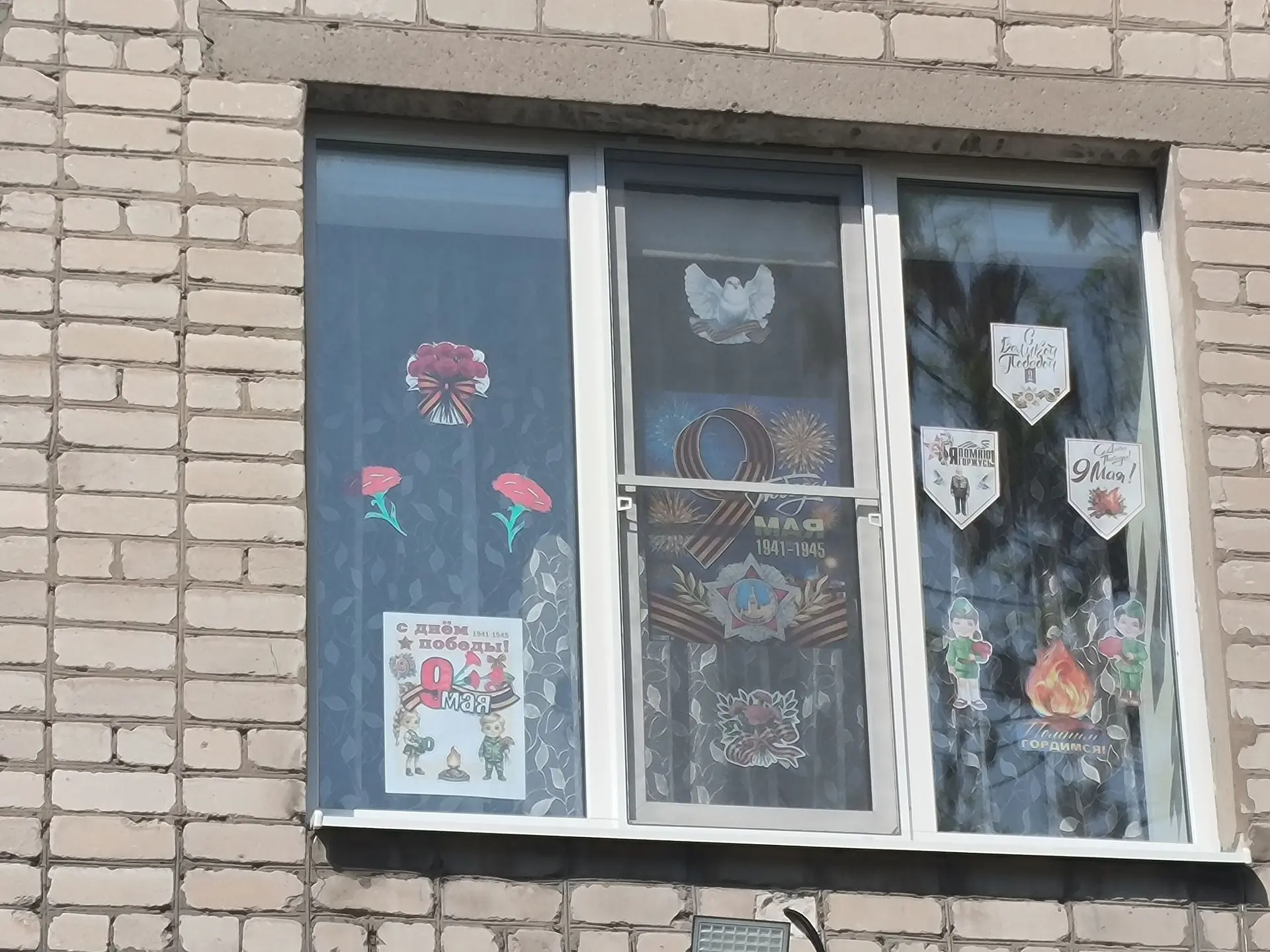 Украшение окон тематическими изображениями - хорошая традиция, которая помогает глубже ...