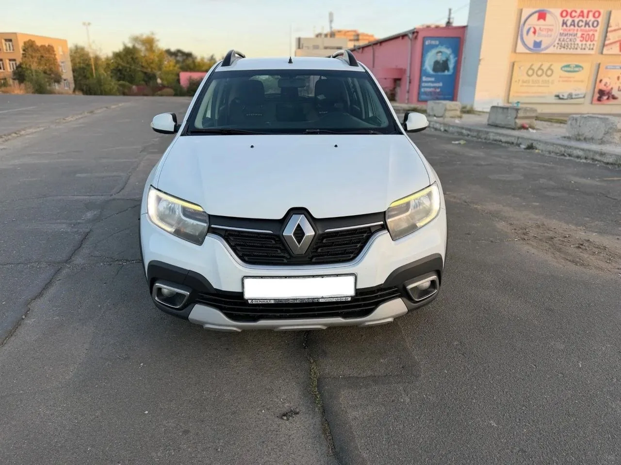 Renault Sandero Stepway 2018 год. Простой надежный бензиновый двигатель 1.6 л,