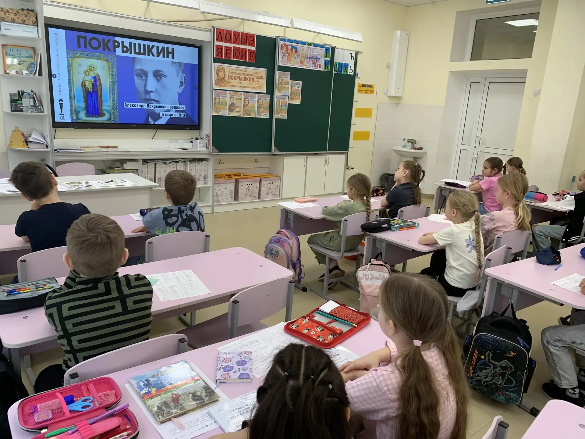 Во 2 «В» классе классный руководитель Внукова Ольга Станиславовна   Прошел урок мужества посвященный