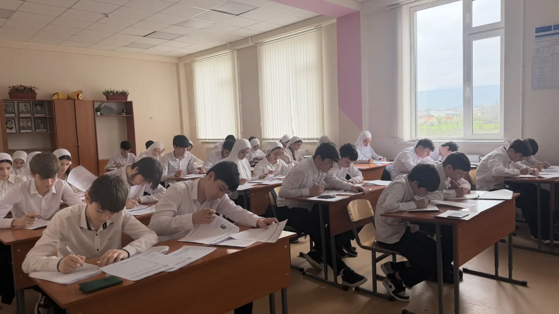 В МБОУ «СОШ «Лидер» в 9-х классах состоялась годовая контрольная работа по математике (...
