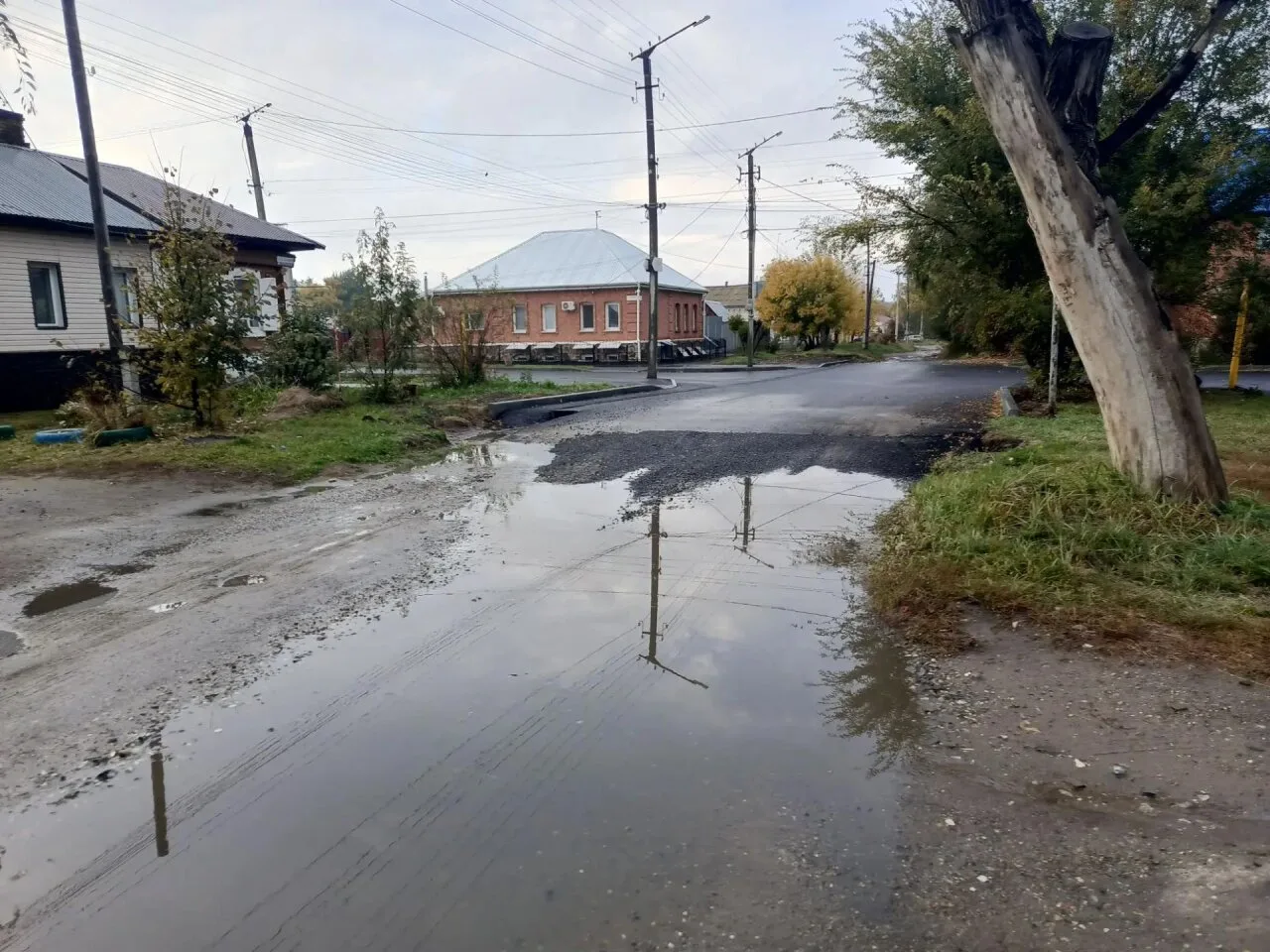 Улица Октябрьская до сих пор не принята.