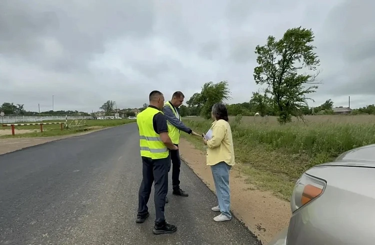 🚧 Общественные наблюдатели проверяют ход ремонтных работ на дорогах в Приморье