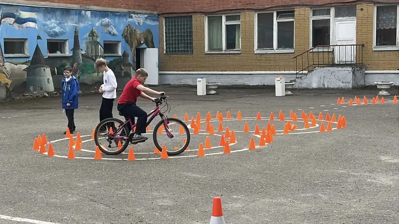 Конкурс «Безопасное колесо»: знания, которые спасают жизни! 🛑🚴‍♂️  Ученики пятых-четвертых классов н