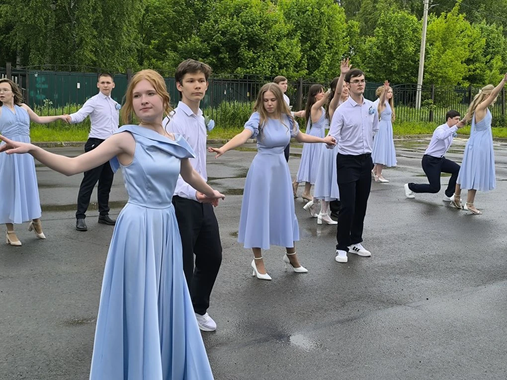 💥🎉Сегодня прозвенел Последний звонок для выпускников 11-х классов! Годы учёбы позади, остались лиш