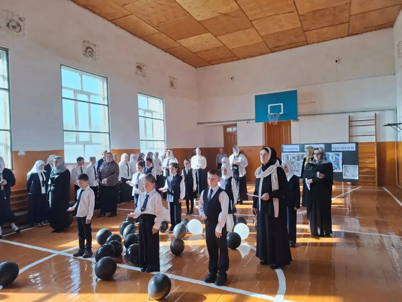 В школе прошла торжественная линейка, посвящённая Дню солидарности в борьбе с терроризмом