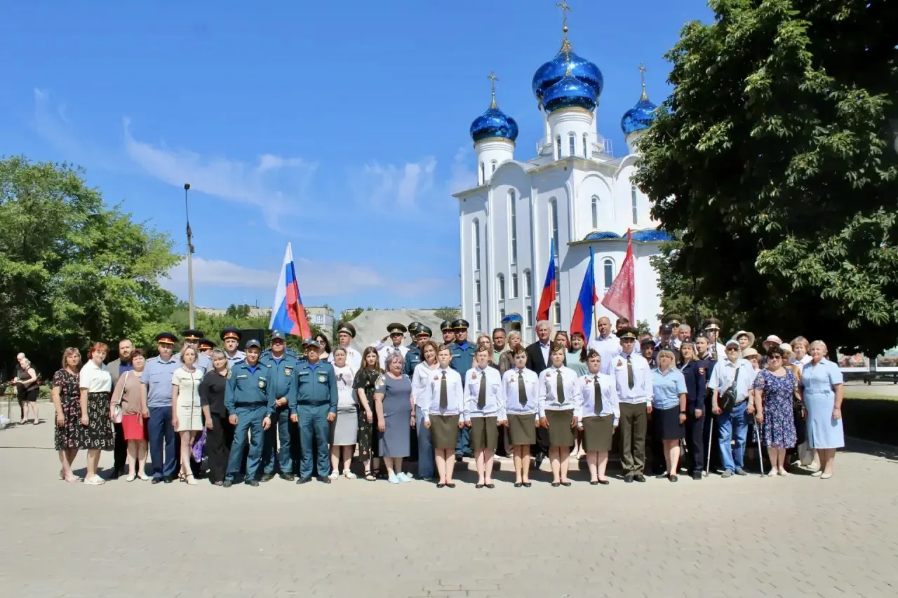 Сегодня, в День памяти и скорби, был в Краснодоне у братской могилы молодогвардейцев. Это место для 
