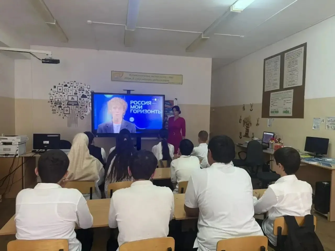 3 сентября в 8 «А» классе прошел классный час «Мир против терроризма», приуроченный ко ...