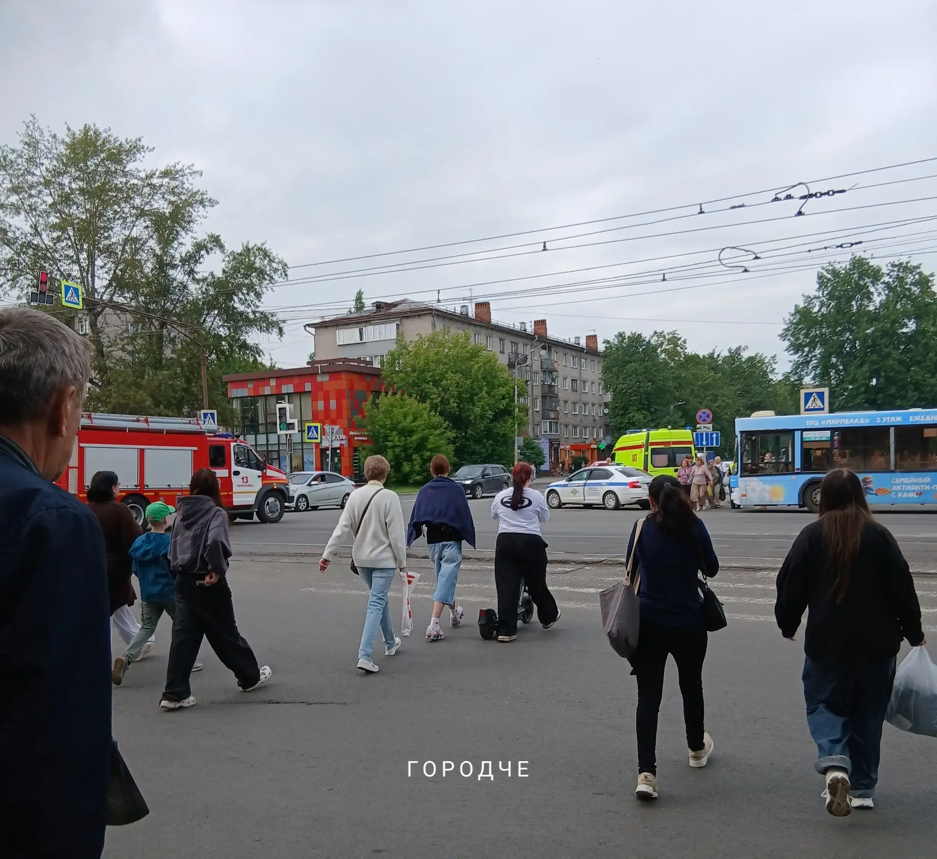 В Череповце автобус сбил пешехода. ДТП произошло вчера на улице М. Горького. Фото от по...