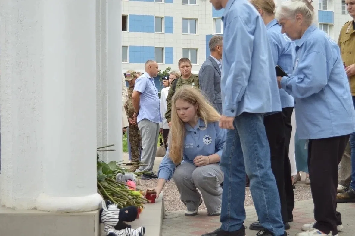 🕊 День памяти детей — жертв войны в Донбассе: Волонтёры Победы возложили цветы к мемориалам по всей