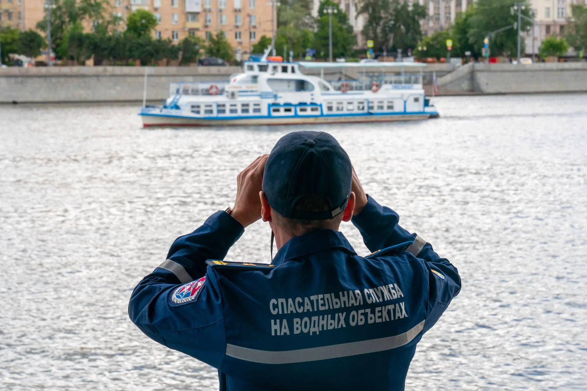 Около 120 спасателей патрулируют столичные реки и водоемы из-за жаркой погоды