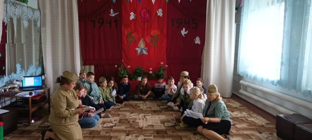📌📚8 мая в Алаботинском ДКДЦ "Юнга" совместно с библиотекой поселения прошла акция "Читаем детям о 