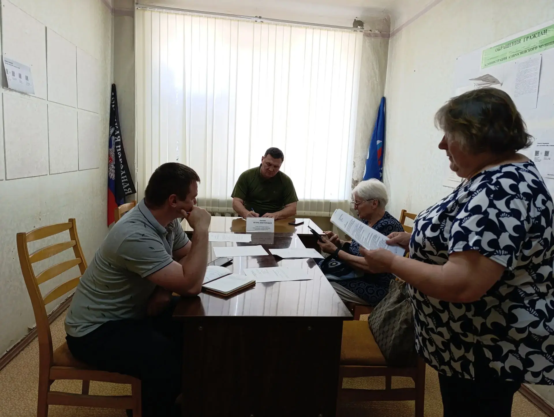 Глава Амвросиевского муниципального округа Игорь Лызов провел личный прием граждан

Жители обратилис