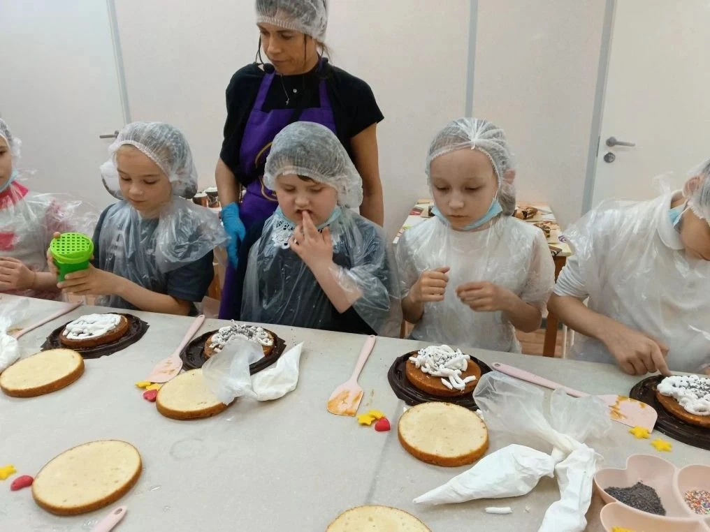 🍰✨ Сладкое приключение первоклассников! ✨🍰    Вчера учащиеся 1 «Г» класса отправились в настоящее сл