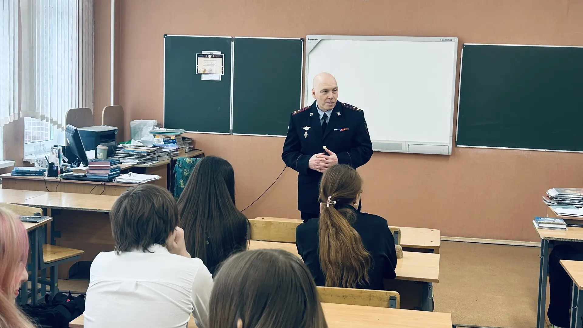 Связь поколений не прерывается 🇷🇺  Сегодня в школе прошел «Урок мужества». Такие встречи давно стали