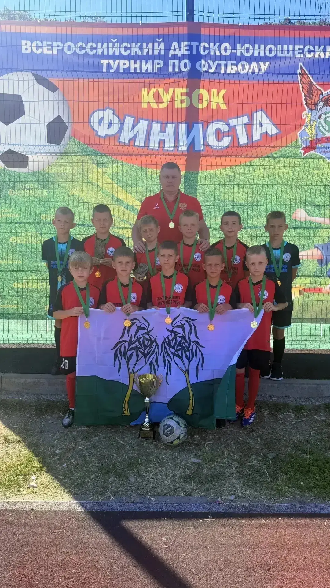 Спорт не имеет каникул⚽️

Матвей Старков с командой принял участие во всероссийском детско-юношеском