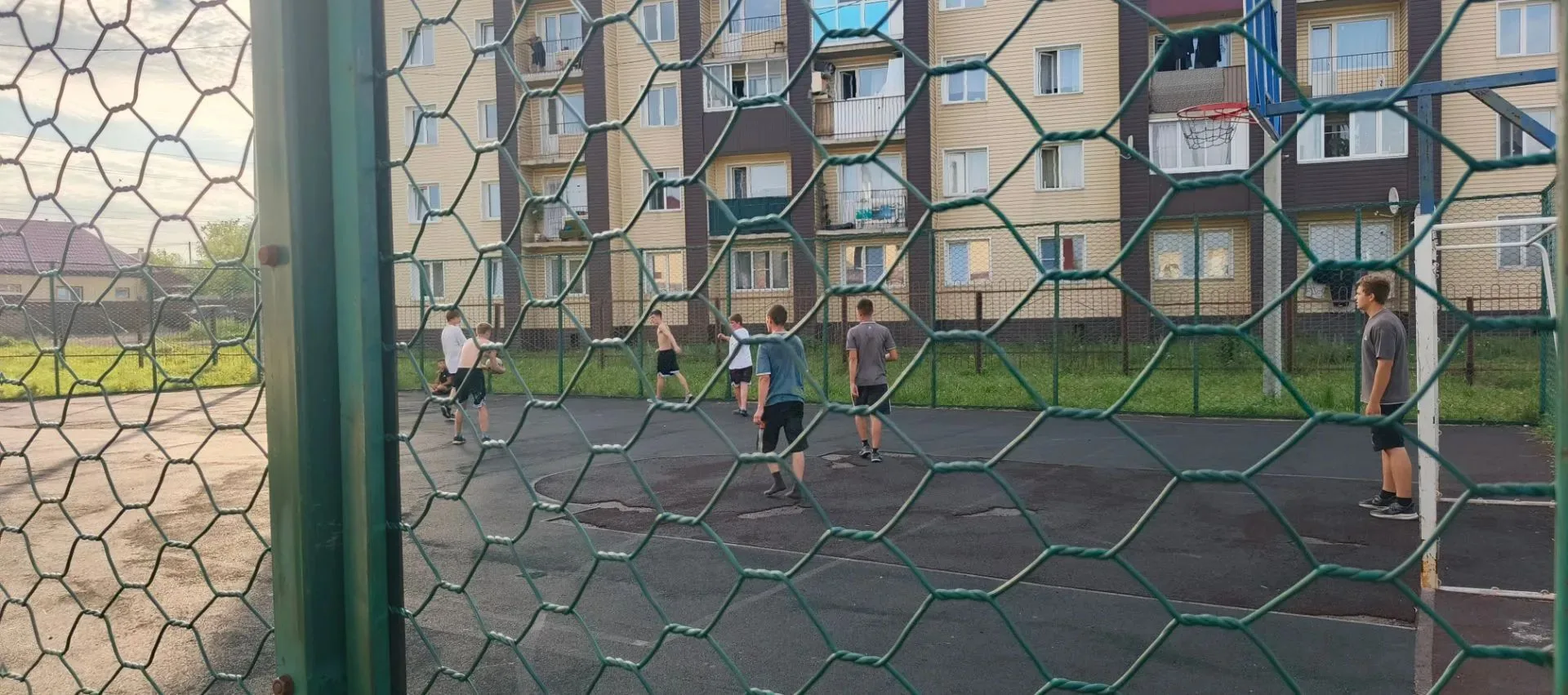🥅 Школьная площадка: так уж завелось — без футбола никуда! 🏟️