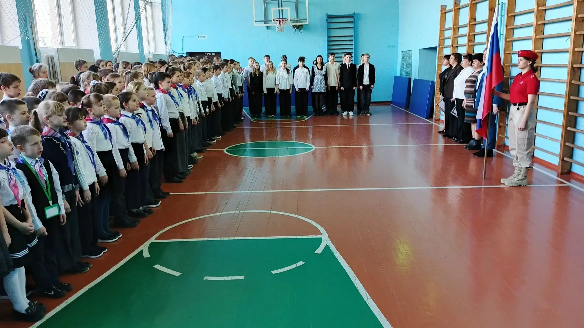 Утро понедельника, 2 марта, в нашей школе традиционно началось с торжественной линейки, церемонии вы