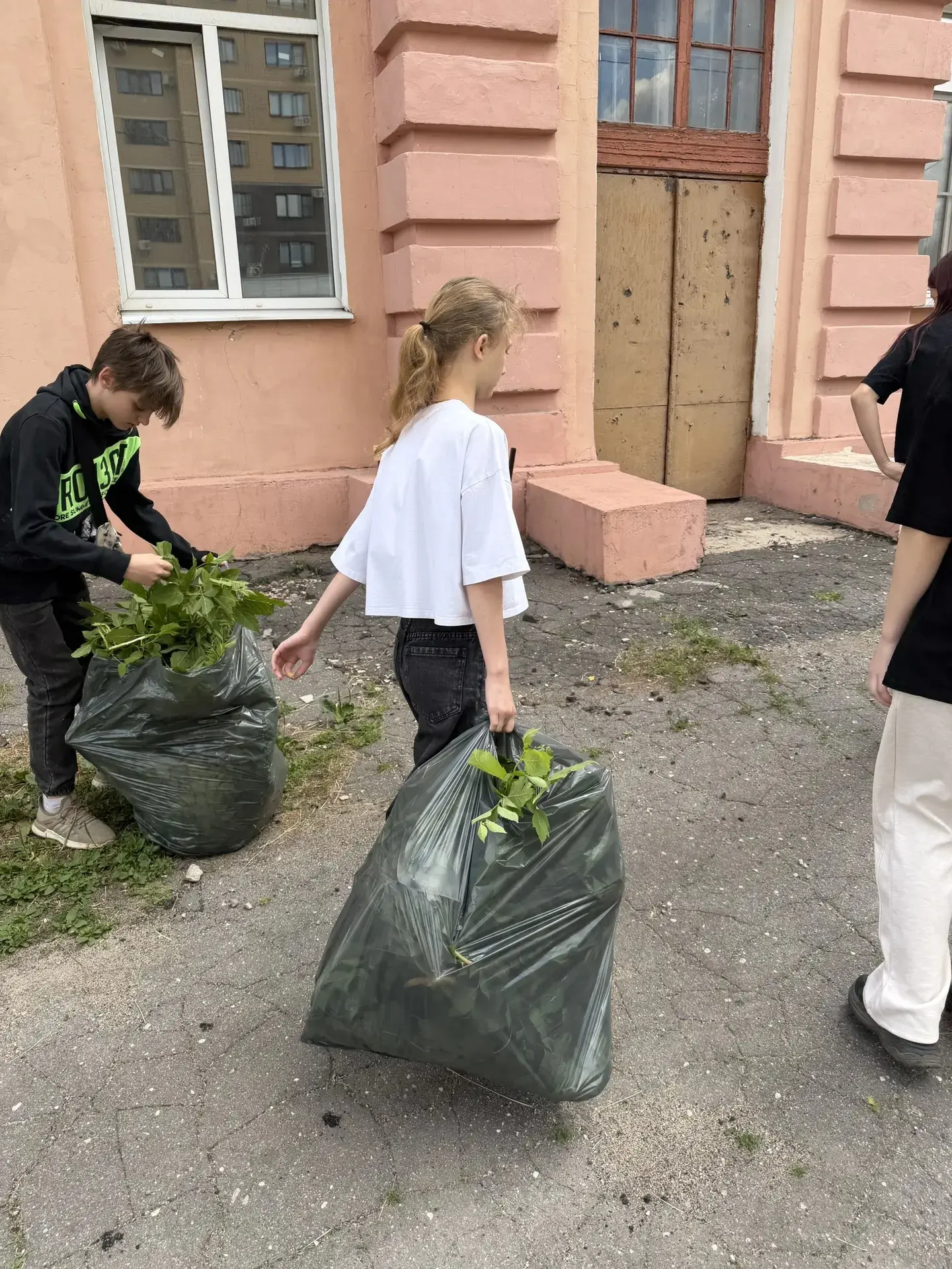 Трудовой десант в действии! ☀️🌱