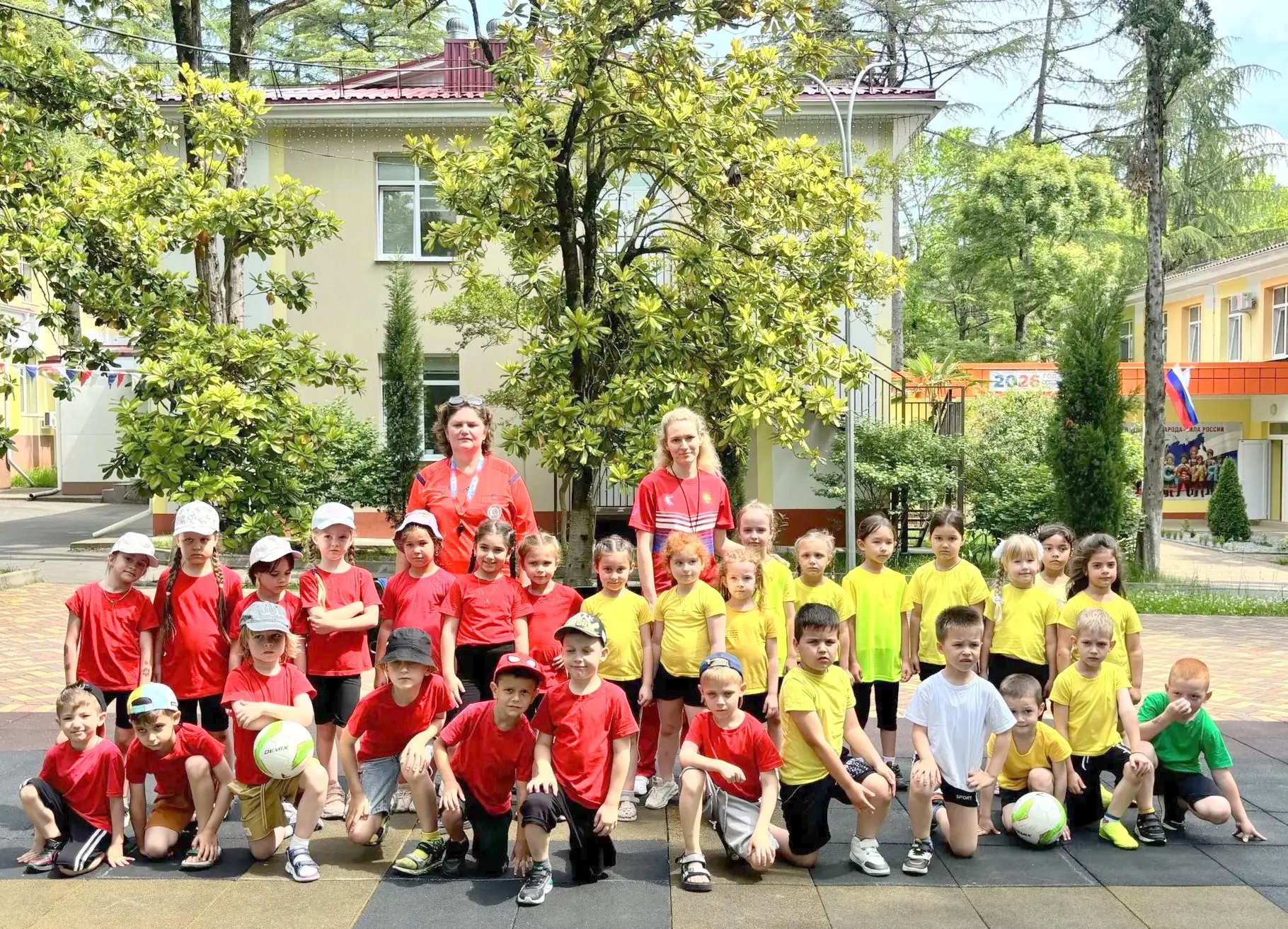 🏆 В нашем детском саду прошёл День футбола! Территория нашего сада превратилась в огромное футбольн