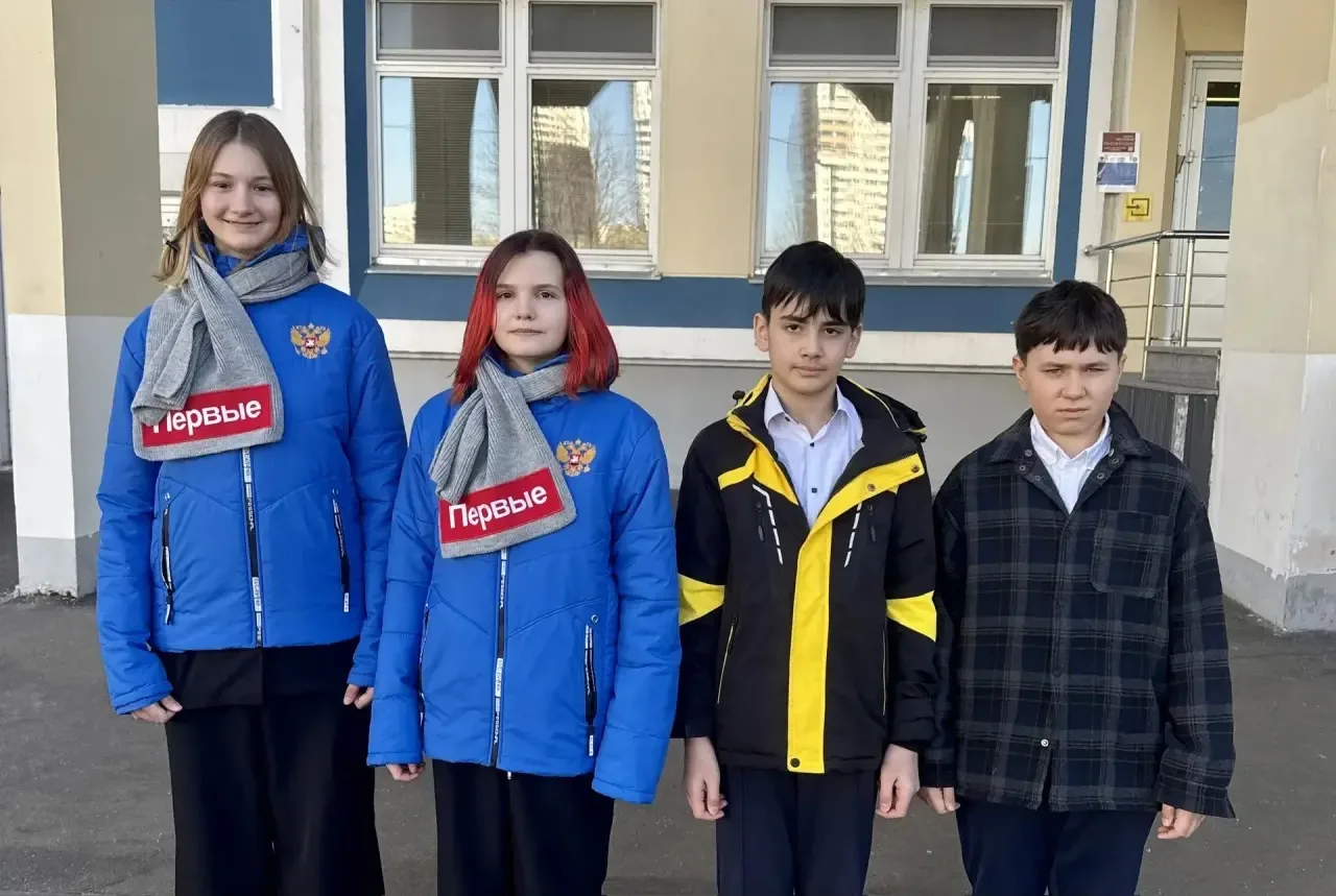 🇷🇺 Равнение на флаг!  Начинаем новую рабочую неделю с торжественной церемонии выноса Государственног