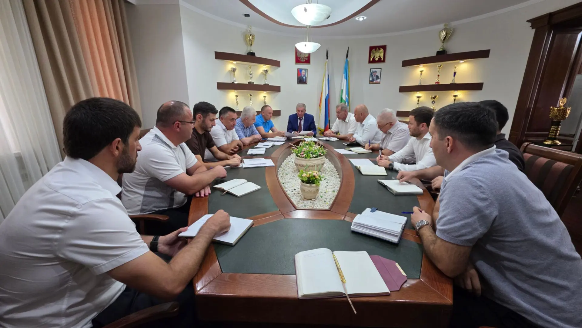 Провёл традиционное аппаратное совещание с заместителями и руководителями структурных п...