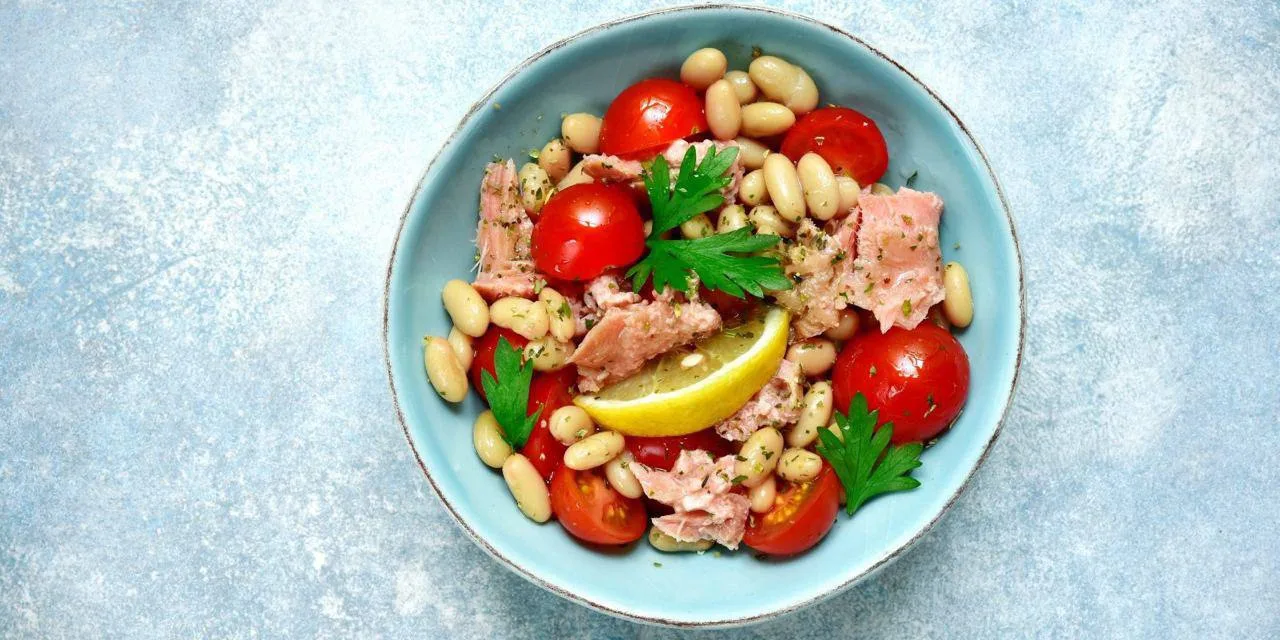 Салат с тунцом, фасолью и помидорами
