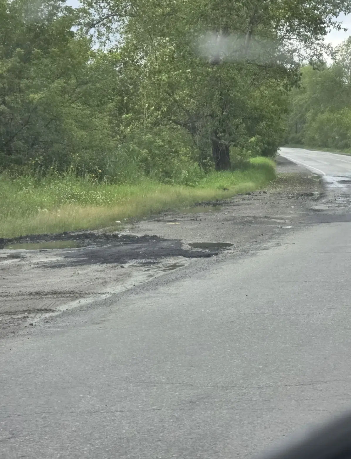 За Шадринским мостом ремонтники ямы заделали, да не все. Остаток асфальта высыпали на о...