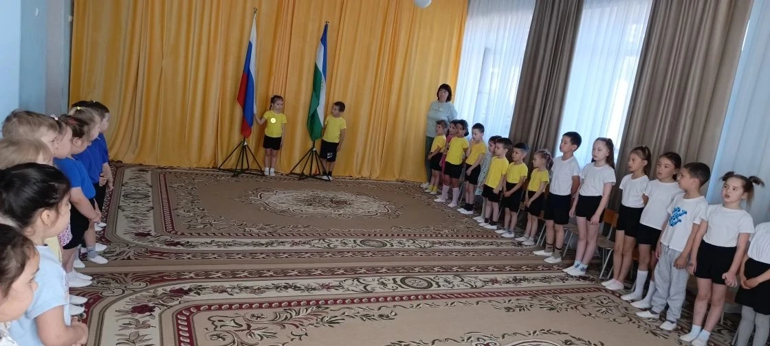 Церемония прослушивания гимна и поднятие флага!